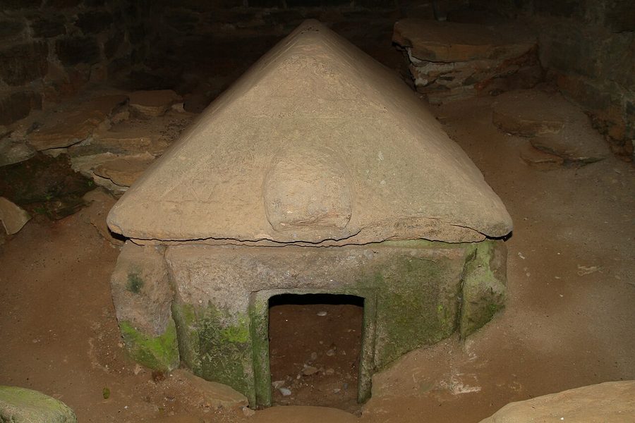 石人山古墳の家型石棺