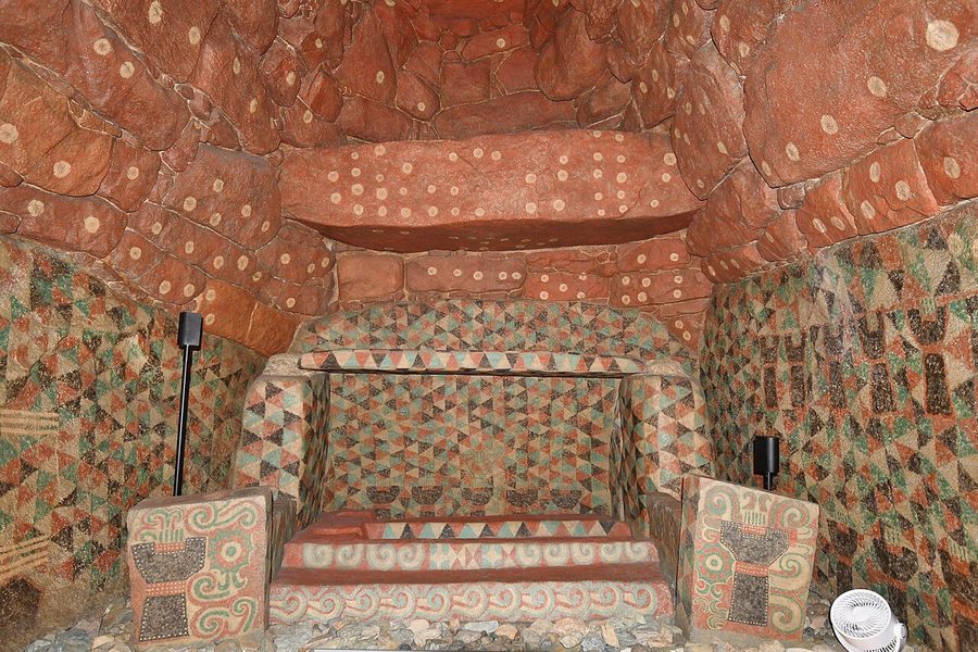 王塚装飾古墳館に展示された王塚古墳の石室レプリカ