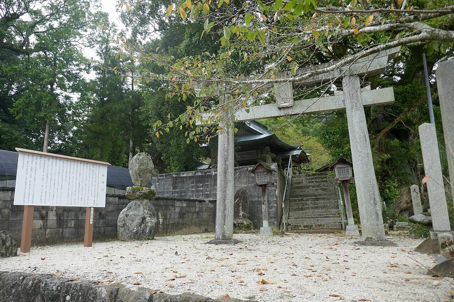 鮭神社の鳥居と石段