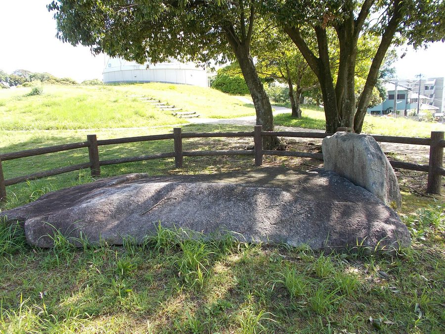 奴国の丘歴史公園にある王墓の石