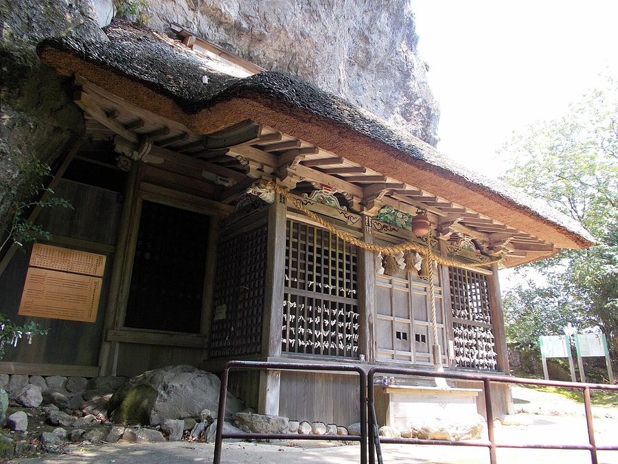 岩屋神社本殿