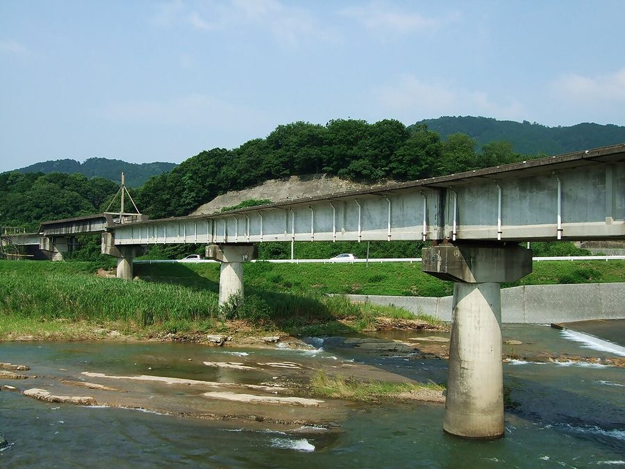 廃線となった鉄道橋の橋脚跡