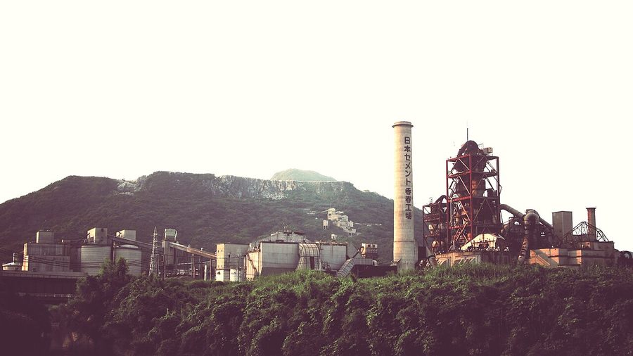 香春岳の山麓に立つセメント工場