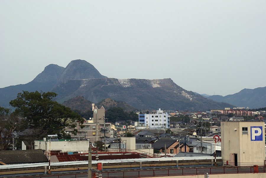 香春岳を南西から望む