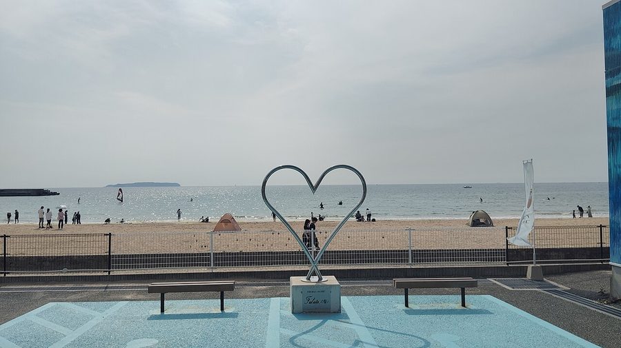 福間海岸のハート型モニュメント越しに広がる砂浜
