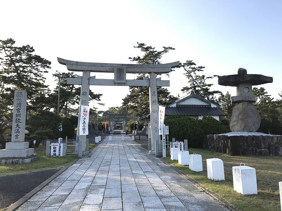 綱敷天満宮の鳥居と石灯籠