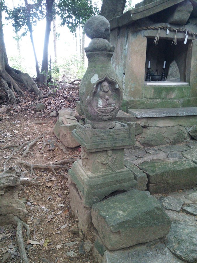 首羅山遺跡にある薩摩塔