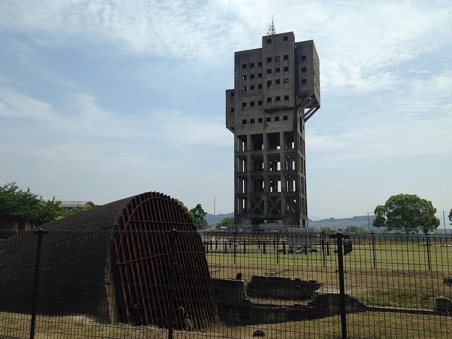 旧志免鉱業所の竪坑櫓と第八坑連卸坑口跡