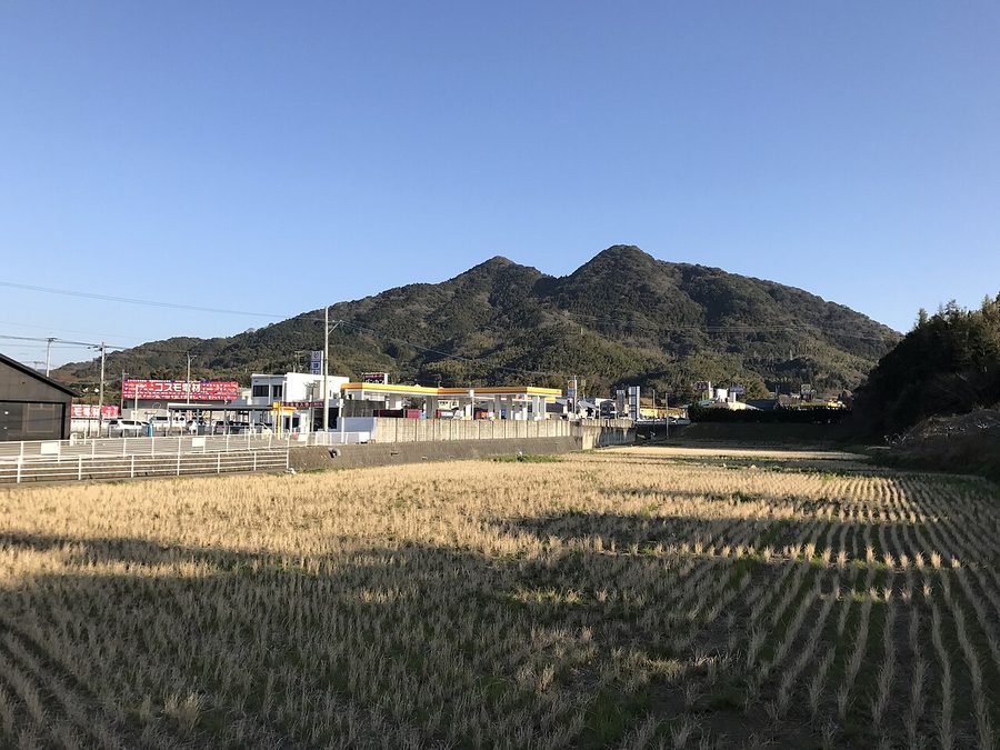 新宮町原上から望む立花山