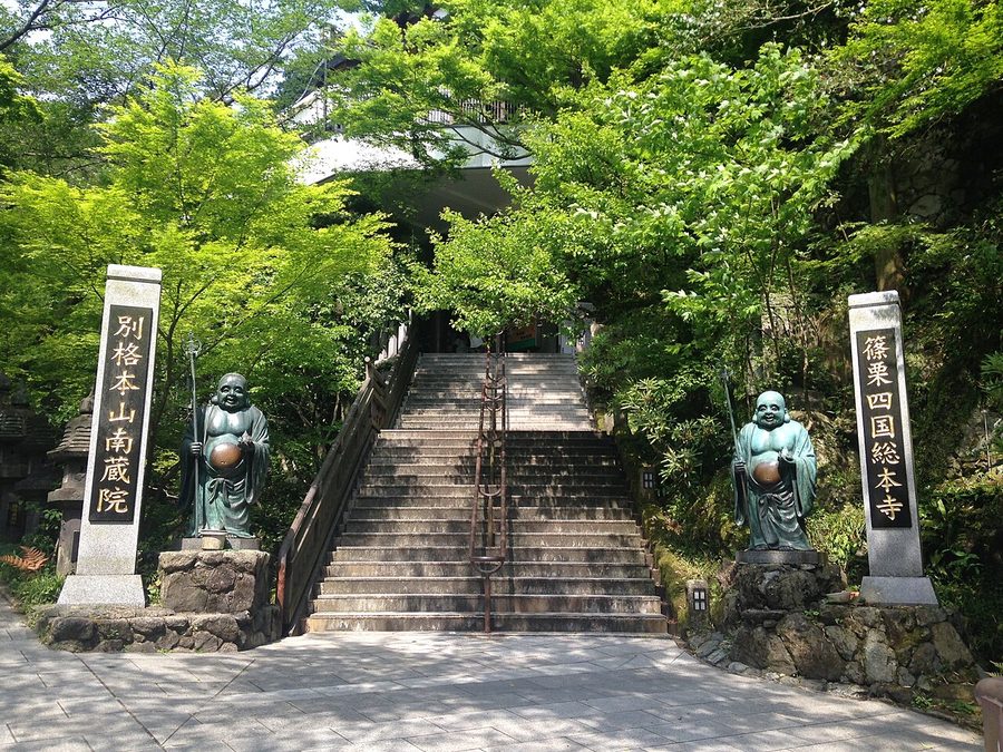 南蔵院の山門