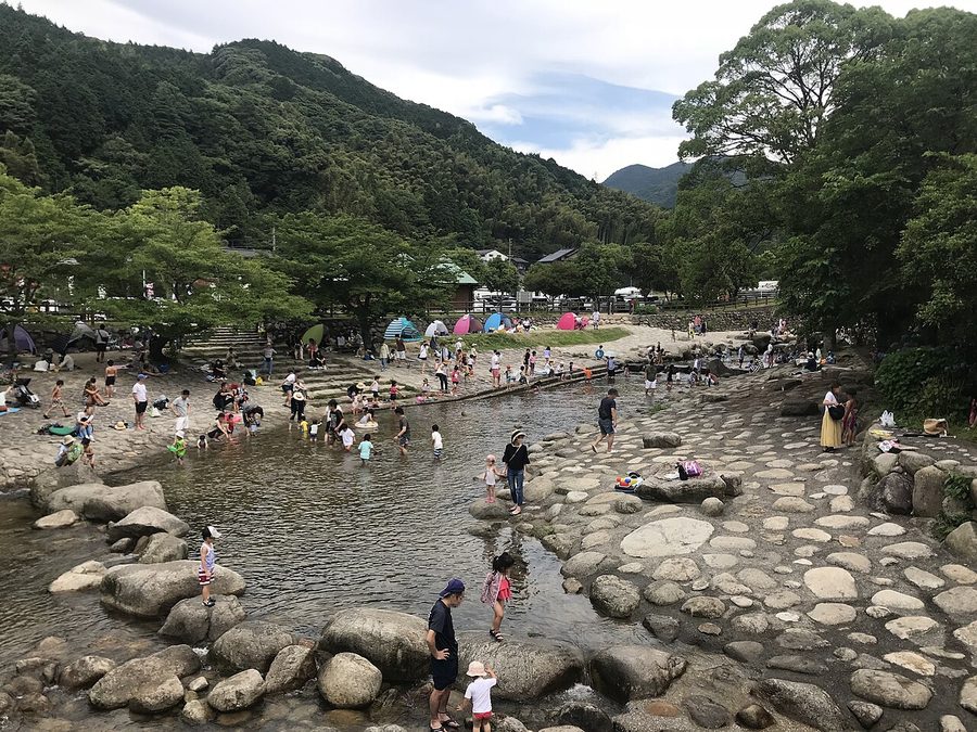 中ノ島公園のじゃぶじゃぶ河原（四季彩橋より）