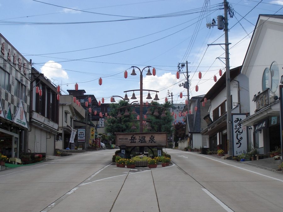 岳温泉の温泉街入口