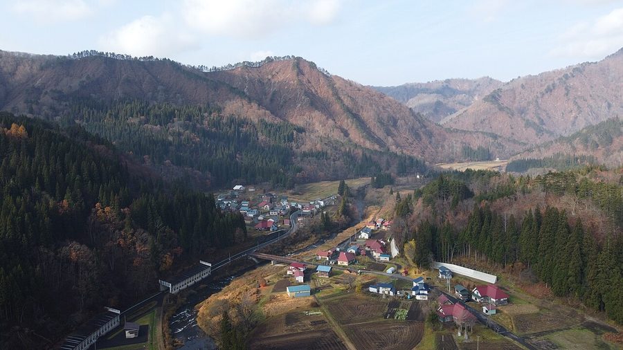 松山地区の集落を上空から見た風景