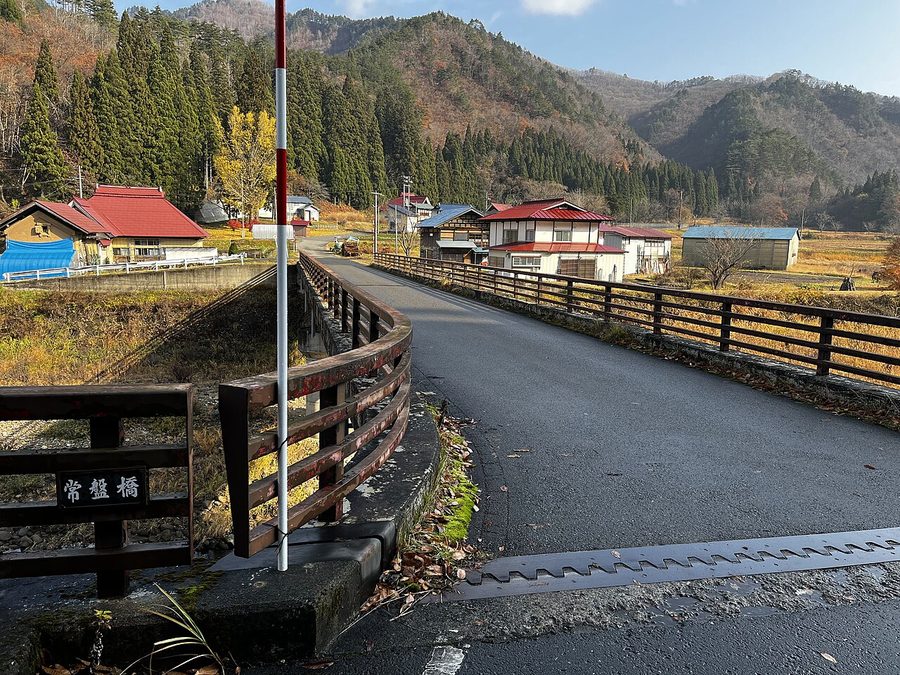 常盤橋から見た松山地区の道と民家
