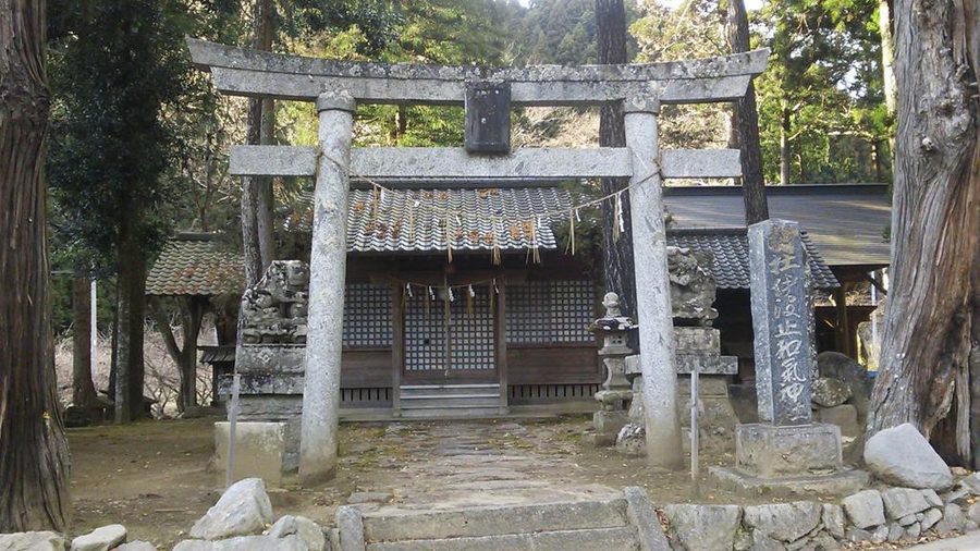 伊波止和気神社の鳥居と社殿