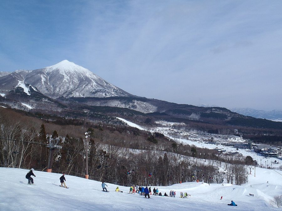 アルツ磐梯スキー場のゲレンデと磐梯山