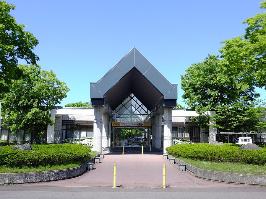 村営の温泉保養施設「ポルダー潟の湯」の入口