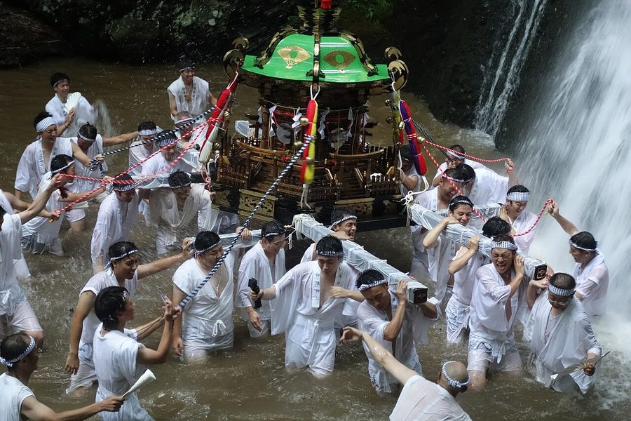 白瀑神社のみこし祭り