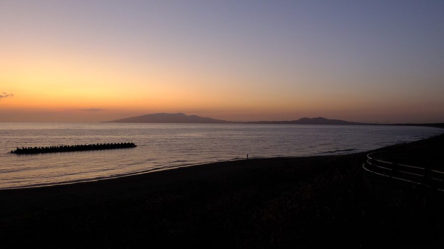 出戸浜海岸から見た秋田湾の夕日