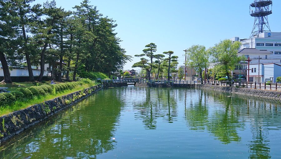 本荘公園（旧本荘城跡）の水堀