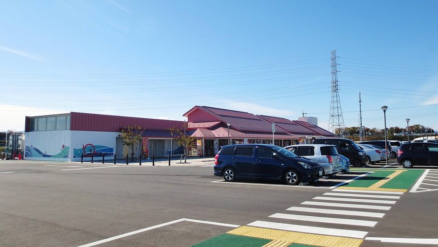 道の駅たまむら宿の建物と駐車場