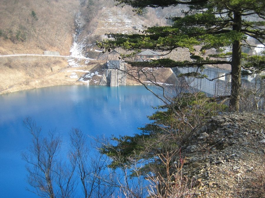 四万川ダムのダム湖