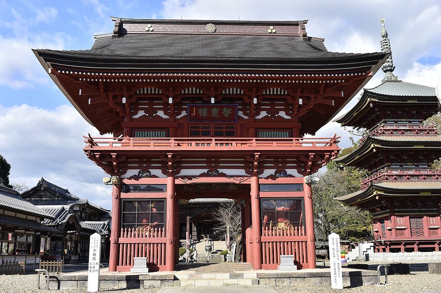 板橋不動尊の楼門と三重塔