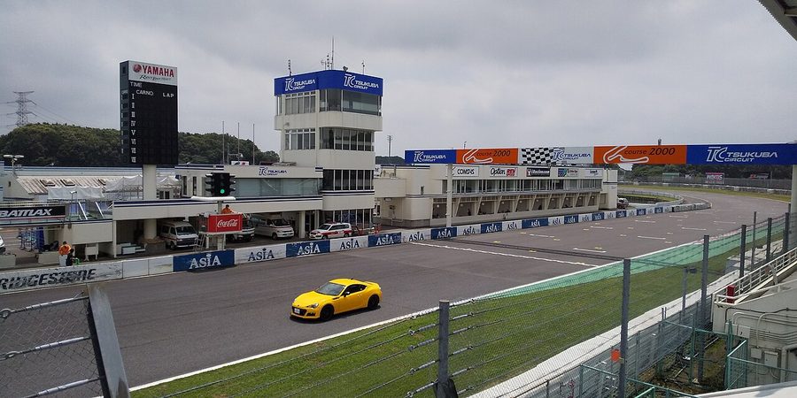 筑波サーキットのピット棟とコントロールタワー