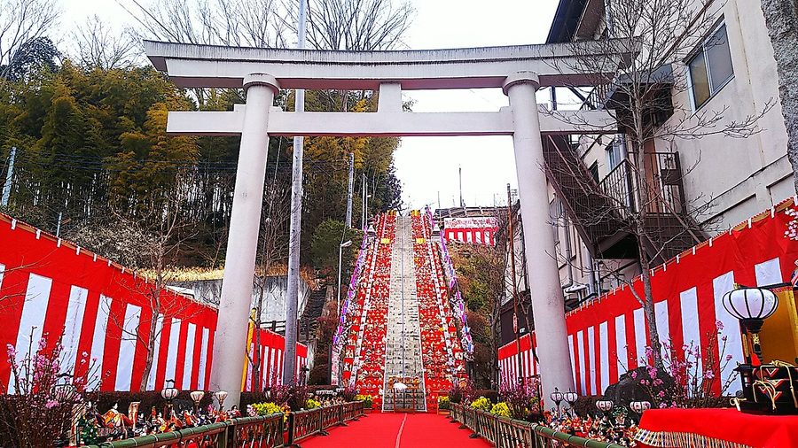 十二所神社の参道「百段階段」で行われる百段階段でひなまつり