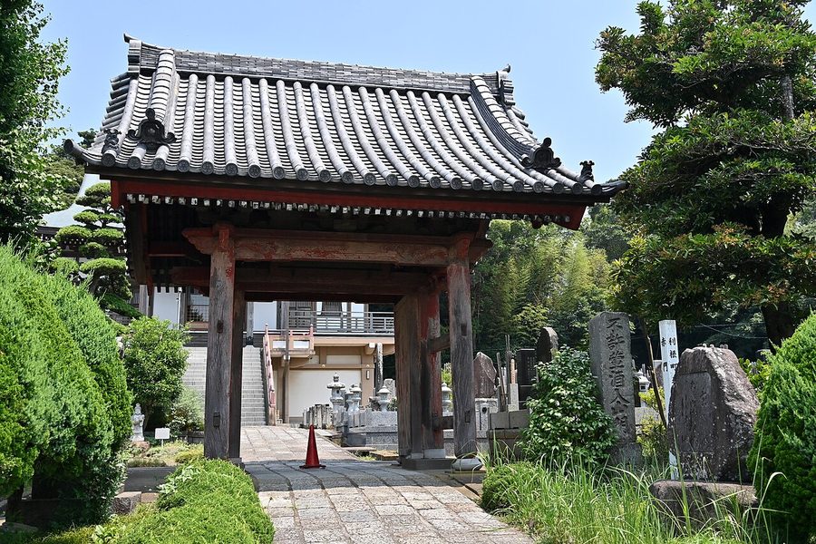 来見寺の山門（赤門）