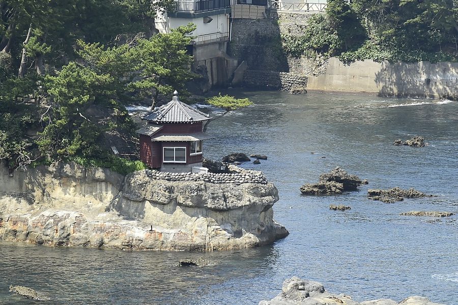 海から見た六角堂