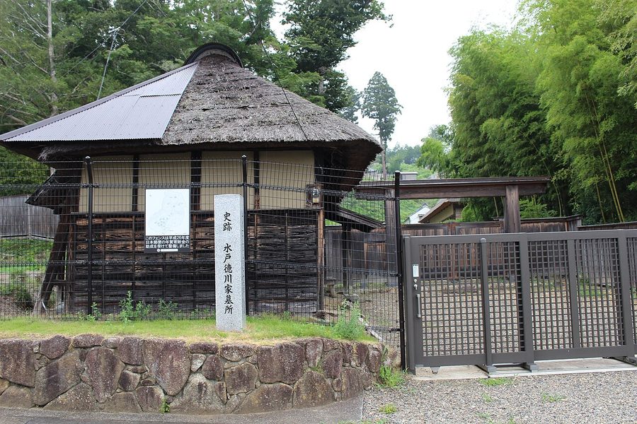 瑞龍山の入り口に立つ茅葺きの門と「史跡 水戸徳川家墓所」の石碑