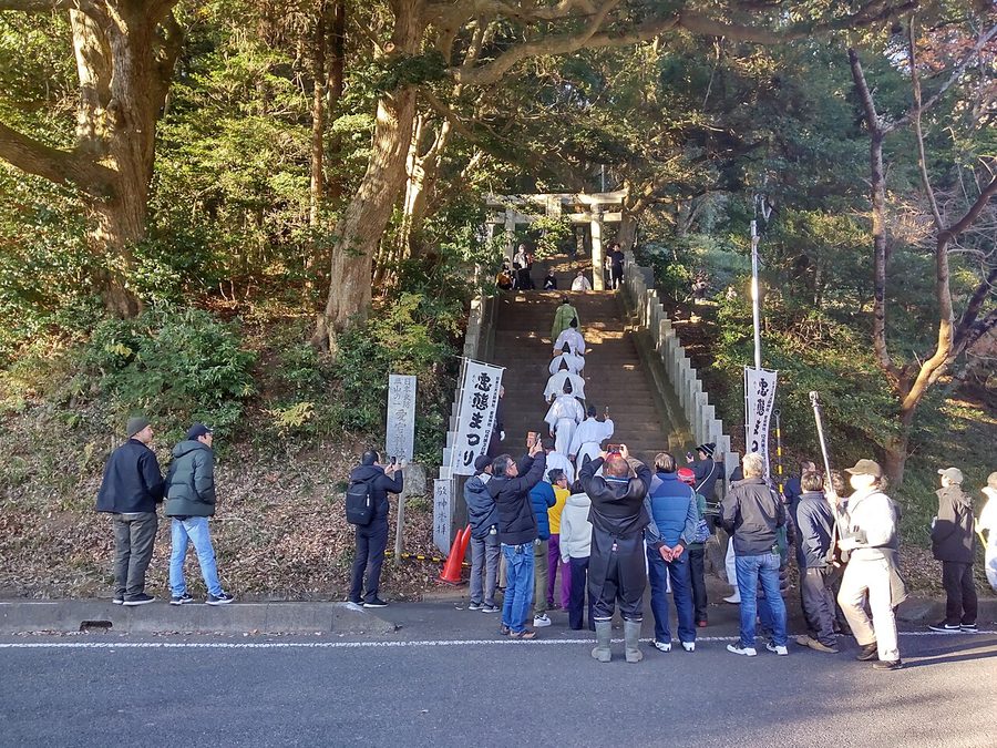 石段の参道を進む白装束の行列