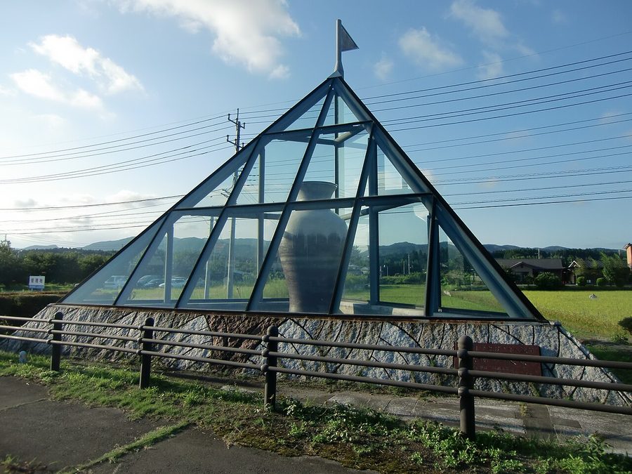 国道50号沿いにある「笠間の大壺」