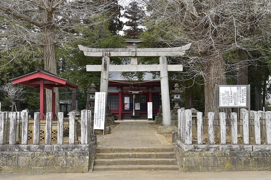 化蘇沼稲荷神社の鳥居と拝殿