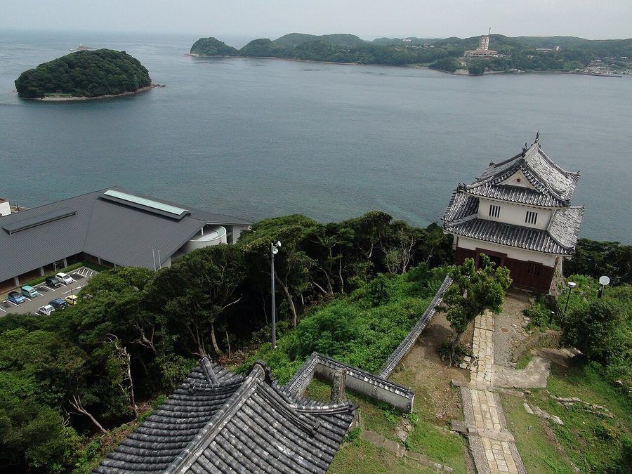 平戸城の見奏櫓と平戸瀬戸の眺め