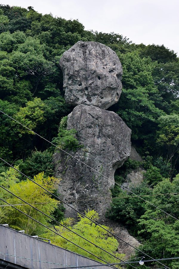 継石坊主（鯖くさらかし岩）