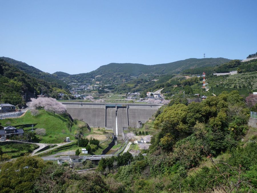 長与ダムと琴ノ尾岳