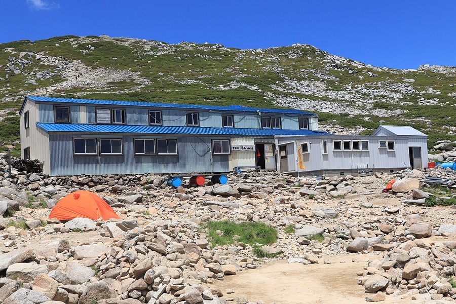 木曽駒ヶ岳の頂上付近に立つ頂上山荘