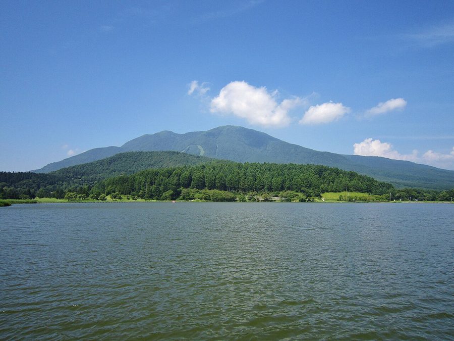 霊仙寺湖越しに望む飯縄山