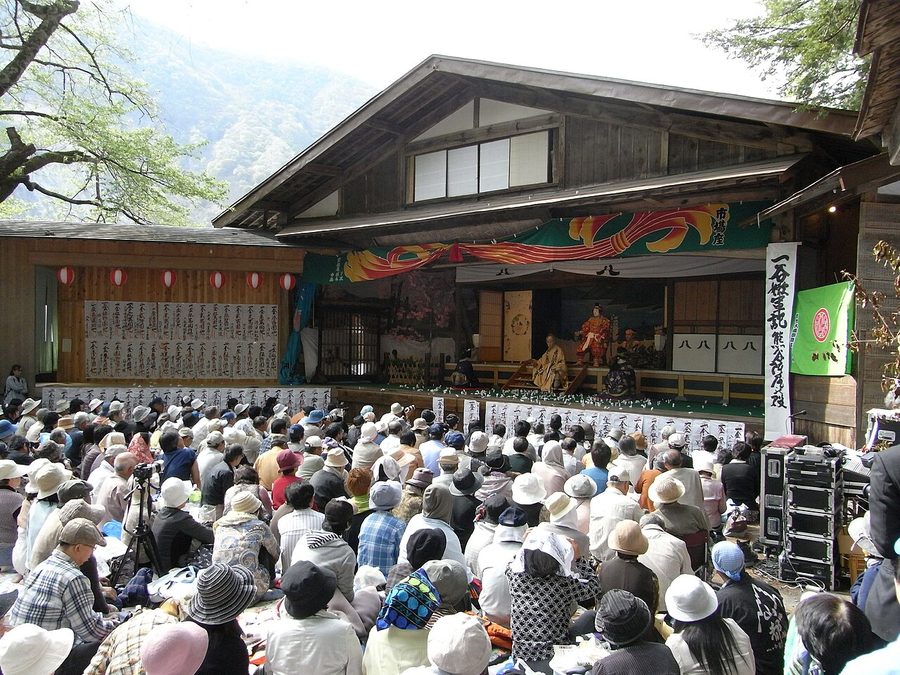 大磧神社で上演される大鹿歌舞伎の春季公演