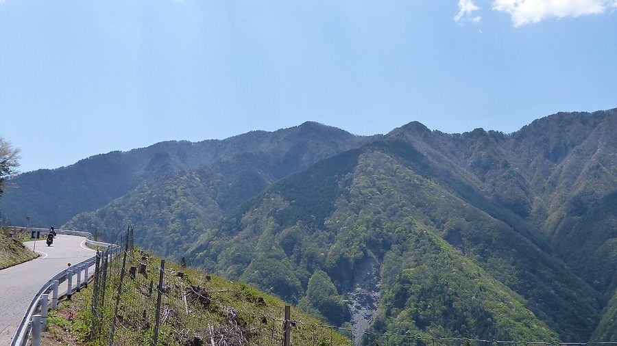 熊伏山を望む山並み
