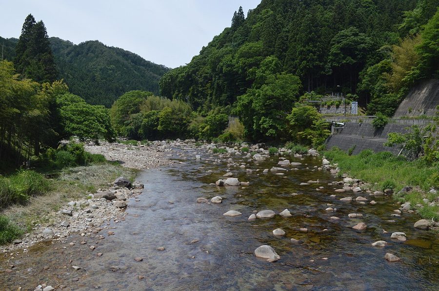 根羽村平の月瀬地区を流れる根羽川