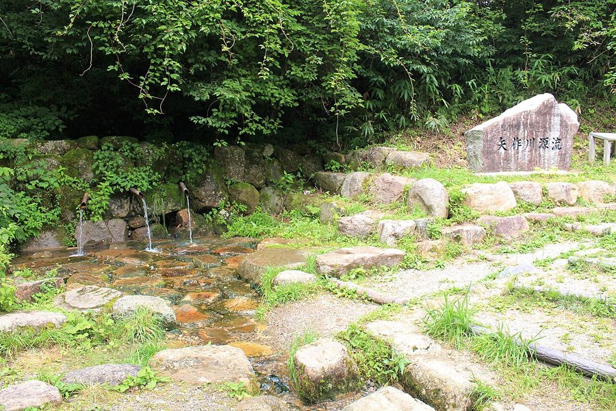 矢作川源流の碑と湧水