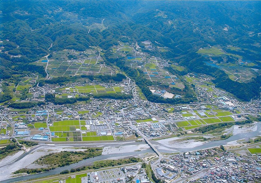 村の中心部を上空から望む