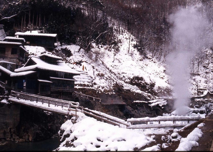 地獄谷温泉後楽館と間欠泉