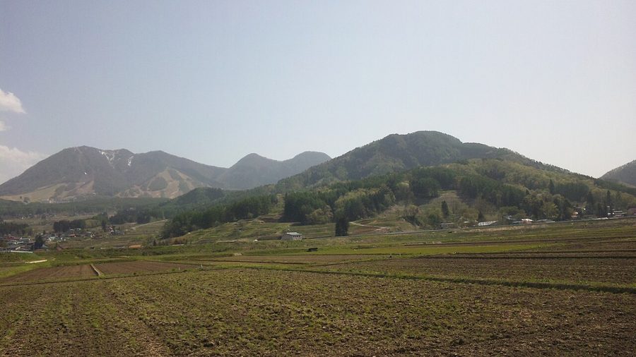 高社山(左)と木島平スキー場を北から望む
