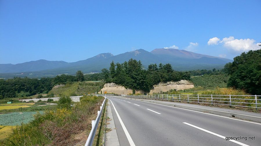 県道134号線から望む浅間山と剣ヶ峰