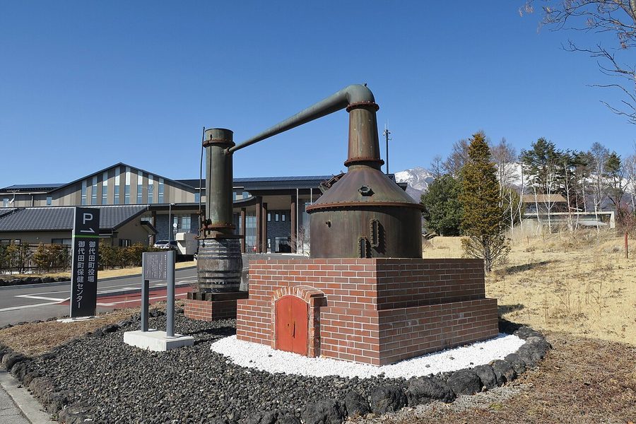 御代田町役場前に設置された1950年式ポットスチル（蒸留器）のモニュメント