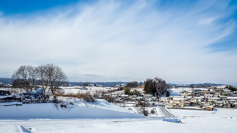 雪に覆われた立科町の集落